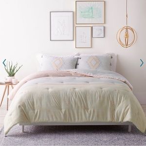 BNWT Lauren Conrad King Sized 3-PC Comforter set